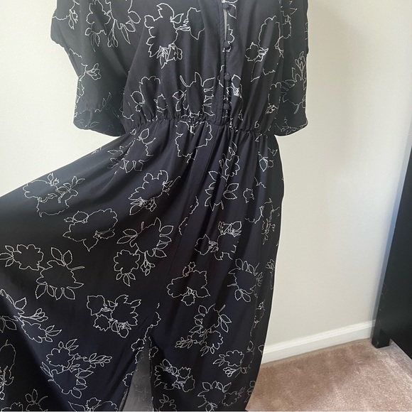 Bobeau | Dress | XL | Black with cream floral design, button front, front slit - Picture 4 of 5